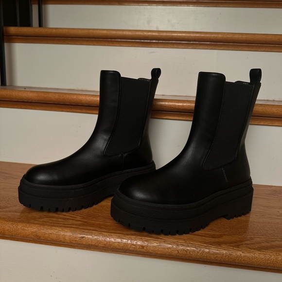 Good American Black Leather Chelsea Combat Lug Boots 6.5 - Picture 8 of 17